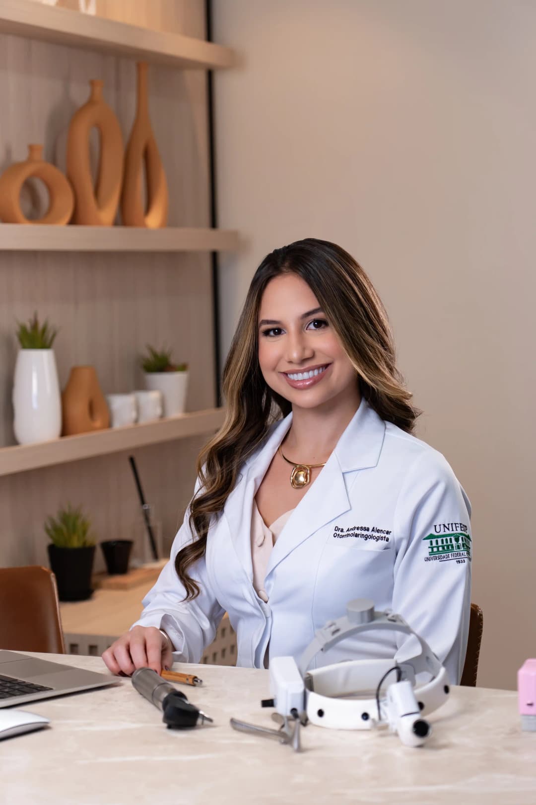 Dra. Andressa Alencar em atendimento otorrinolaringológico